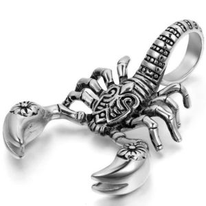 Medalion cu scorpion metalic_35 de lei