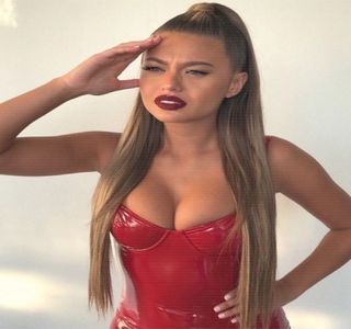 — Deşi era complet pregătită pentru a iniţia acţiunea propriu-zisă, ceea ce o opreşte, ba mai; mult, o surprinde în adevăratul sens al cuvântului este gestul acestuia, acela de a-i stopa orice activitate. Privirea şi-o ridică înspre el, iar în acelaşi timp îşi înalţă corpul, revenind treptat
