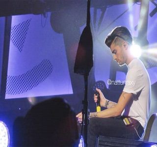 — tite, buzele lui le întâlnesc pe ale ei. Astfel, în urma retragerii de bună voie a acelui; impediment, anume unghia ei, un sărut în bună regula prinde curs, limba lui pătrunzând eventual în interiorul gurii acesteia pentru a forma sincronul dorit, de această dată mai puțin haotic decât

