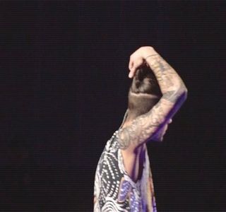 — Lucru care îi extinde starea se intitulează chiar mișcarea palmei ei pe care o resimte în zona; propriei sale intimități, conștientizând plăcerea pe care ea și-o oferea de una singură în acele clipe. Contactul care nu ezită să dispară dintre privirile amândurora, îi impune apoi coborârea
