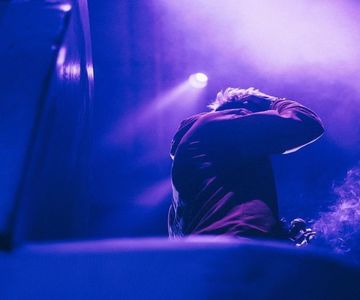 — parcă nu îl încânta ideea de a se aventura în vreun bar sau club, făcuse asta de prea; multe ori ca să mai găsească ceva interesant în această experiență.
