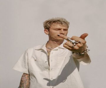 — și realizează că asta ar trebui să fie mâncarea comandată de el mai devreme așa; că folosindu-se de gesturi rapide se ridică de pe canapea și părăsește living-ul pentru câteva clipe cât să poată răspunde, urmând să se întoarcă cu o pungă din carton într-o mână și portofelul
