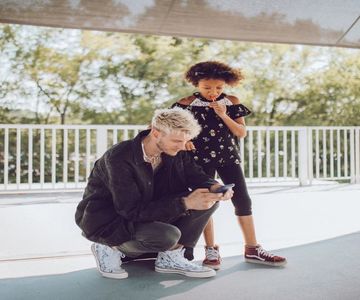 — "sunt eu obligat să îmi împart mâncarea cu tine? Au apus vremurile de demult, Hadid."; O tachinează el luând o altă gură din burger, făcând-o să creadă că nu are de gând să fie altruist și să o servească și pe ea, dar până la urmă se încumetă și o face, dându-i ei burger
