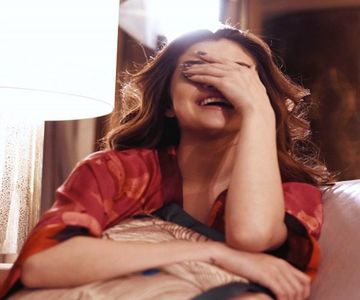 — Pe ultima sută de metri, când toată lumea se înghesuia să facă cumpărăturile de; Crăciun se hotărâse și Selena să cumpere cadourile pentru colegii săi de casă. Pierduse ore bune în centrul comercial din oraș și se simțea mai obosită decât niciodată, astfel

