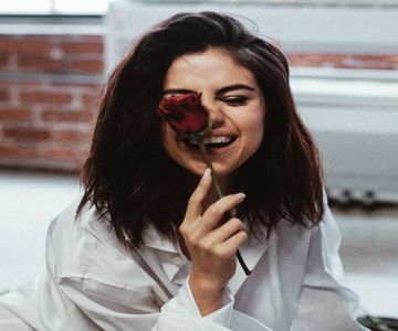 — bună și avea de gând să petreacă o zi leneșă în casă, lucru evident judecând și după; ținuta sa, aceasta fiind încă în pijamale, pijama compusă din două piese, un pantalon scurt și o cămașă din satin în culoarea șampaniei. Decide să pornească, imediat după ce descotorosește
