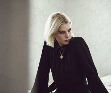 ⌮˒♥˓ 　　̷.; -ziere după recunoașterea siluetei lui Taylor și răsuflă ușurată, atingând cu vârful; piciorului punga verde din stânga sa ca gest de proprie confirmare. Zâmbește atipic. &quot;Mai este nevoie să îți urez un Crăciun fericit? Mie-mi pari suficient de bine dispusă...&quot;

