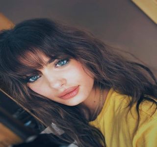 — ,,Eh și cu tine acum, mi-e și rușine să îți pun... aș fi excomunicată din Biserica Ortodo-; xă de aș mărturisi.,, O urmărește cu privirea cum așează toate cadourile sub brad și încearcă să ghicească în sinea ei care din plasele respective îi este destinată.

