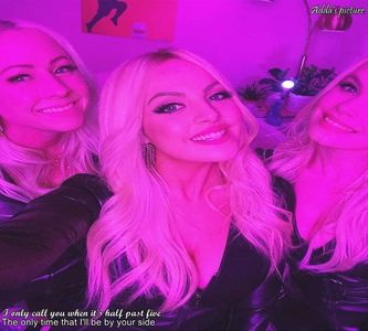 》#Ea lăsase dis-de-dimineață cadourile pe sub brad, acum era sus, ieșea din camera ei +; îmbrăcată pentru Christmas Party. Coboară aranjându-și părul apoi se uită scurt la Kristina, sora ei, care se afla în spatele ei atunci când îl aude de la parter pe Adam cum

