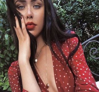 — ,,și că o să te schimbi pentru mine, dar de când ai cunoscut-o pe Lili aia nu mă mai; iubești la fel ca înainte.,, Suspină teatral și își acoperă fața cu palmele să nu se vadă că de fapt nu plângea.
