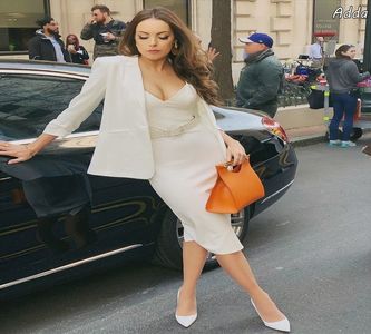 》#Stătea la masa din bucătărie și se uita pe Instagram, timp în care bea și niște vodkă +; cu suc de portocale. Când îl vede pe Wesley intrând în bucătărie, pufnește scurt, discret și-și vede în continuare de scrolls pe insta.
