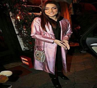 — Tresar la auzul vocii lui Ian pentru că nu apucasem să-l văd până acum. „Ah, mulțumesc,; aveam nevoie de-o sperietură, până acum cinci minute am sughițat în continuu ..” chicotesc, după care strâmb din nas când mă întreabă de pijamale. „Nu, doar mi-a fost lene să mă;
