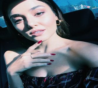 — Mr Somerhalder ... ai creat un dezastru ..” chicotesc și îmi întorc din nou privirea; asupra lui. „Hm, în momentul ăsta aș spune că Liz e mai normală, dar sunt sigură că peste puțin timp o să mă contrazic singură =))”
