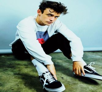♡ ❝Neața. De ce ești înfofolit așa în casă? Ai friguri, ca babele?❞ Zâmbește amuzat și; chicotește, privind-o pe Sel. ❝Puteai să ni te alături liniștită, dragă.❝
