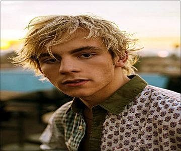 ♪ Intră în casă și se așează undeva mai pe lângă șemineu, sorbind din ce îi mai rămăsese; din cafea, privindu-i ciudat pe Selena și Sebastian. ”Ce ai, mă, de ești așa timorat?” Îl întreabă pe Doherty.
