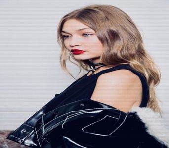 — Părăsește bucătăria cu o farfurie plină cu cozonaci, îndreptându-se spre sufragerie.; Ajunge în dreptul vinyl playerului și introduce cd-ul cu colinde pentru a intra în spiritul sărbătorilor cum se cuvine. Se așază pe canapea mai apoi pentru a-și savura deliciosul cozonac.
