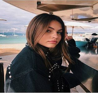— Mă aflam în living, cu laptopul în brațe, căutând un serial care să-mi placă de pe; netflix, doar că începusem cel puțin 5 și niciunul nu a fost pe placul meu, drept pentru care le-am abandonat.
