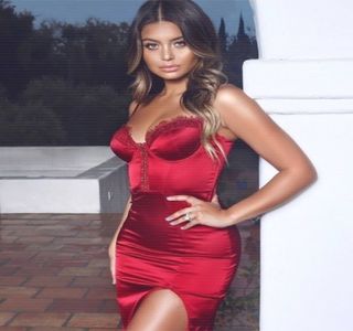 — De însăşi expresia facială, precum şi de sunetele ce continuă să umple încăperea; Din; când în când, cuvinte precum „shit” sau „oh fuck” se dovedesc a-i părăsi buzele, în asociere cu gestul ei de a-şi susţine sânii între palme, frământându-i asemenea unui impuls inexplicabil.
