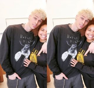 — După aproximativ 30 de minute coboară din nou la parterul casei, cu părul încă ud; și îmbrăcat în haine curate, mai exact un short negru marca Jordan și un hanorac din bumbac verde oversized. &quot;Mă simt cu mult mai bine acum.&quot; Afirmă el zâmbind.
