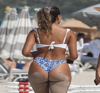 — Vizibil cu fiecare penetrare. „Omg, baby, you’re so good.” Rosteşte printre respiraţiile greoaie,; în timp ce pieptul îi urcă şi îi coboară, ritmul penetrant având ca în cele din urmă să fie slăbit la iniţiativa ei, acţiunea fiind oprită în dorinţa de a-şi trage sufletul. Acea fracţiune de secundă
