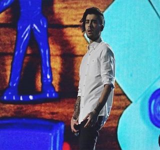 — Dimineaţa ajunge a-i fi inevitabil începută printr-un sunet deranjat, care, reuşeşte să; sustragă din partea lui un altul, morocănos şi demonstrativ al unei stări de dispreţ. Astfel, în urma strângerii ochilor drept o acţiune ce l-ar putea ajuta spre procesul de trezire, pleoapele i se
