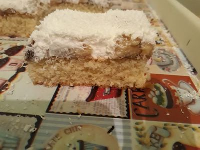 Prajitura cu cocos, banane si frisca