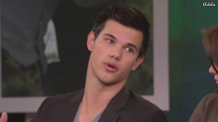 - *intra in birou* M-ai strigat, tata?