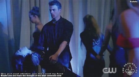 - *dansa cu paharul in mana* Eu tin dragostea cu anuuuuul. CU ANUUUL. Si beau vinul; cu borcanuuul. BORCANUUUUUUUUL.
