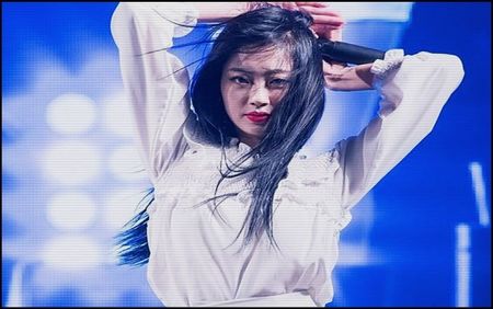 — ❝O să apelez la cineva. Tu doar află la ce firmă lucrează.❞