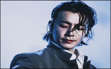 — Râde. ❝Și ne dăăăm în caruseeeel ~~❞