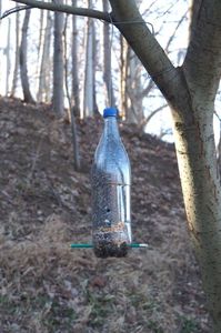 Hranitoare din sticla de plastic ... si doua creioane .; 11.01.2020
