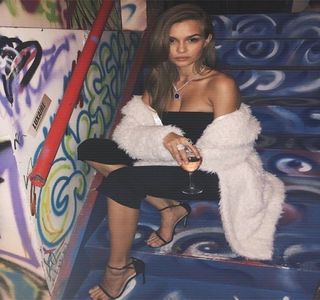 — Până ce ajunge să îşi completeze ideea în aceeaşi manieră: „În orice caz... voiam doar; să ştii că vreau să încerc asta cu tine, Zayn. Sunt dispusă să las deoparte trecutul şi să fim..iubiţi, amici, nu ştiu..orice numai să fiu lângă tine. Am fost dispusă încă din prima clipă în care

