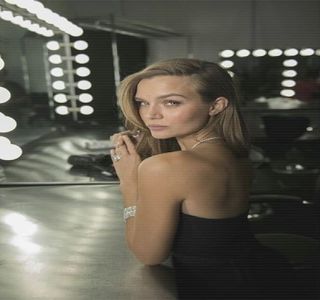 — Am ieşit amândoi din restaurantul ăla, fie că mă crezi sau nu. Dacă nu voiam nimic de la tine; nu mai stăteam trează ca o idioată, la 3 dimineaţa întrebându-mă ce faci.” Uşor amuzată, îi mărturiseşte sincer toate cele punctând abia apoi adevărata esenţă: „Tu ce vrei mai exact?”
