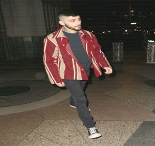 — În imediata clipă în care o voce răsună de undeva din spatele lui constată că individa; îşi revenise complet din somnul anterior, oferindu-i în întregime compania, manifestată prin apropierea mult prea evidentă dintre corpurile amândurora. Nu o refuză, însă totuşi nu implică
