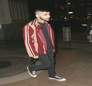 — Reacţii benefice ei, căci nu deţinea un anumit motiv pentru care s-ar fi putut comporta; precum ultimul dobitoc cu aceasta, din moment ce vina ei era de negăsit; ba chiar ea cu brio contribuind la starea euforică prin care trecuse seara precedentă. “Te las pe tine să presupui răspunsul.”
