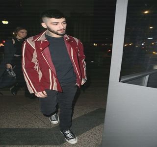 — Îi comunică în urma unei pauze de câteva secunde, înainte de a sustrage din interiorul; dulapului o pereche de jeansi deo culoare spălăcită alături de un tricou simplu, negru. “Uite, care-i treaba.” I se adresează din nou, lăsându-şi câţiva centimetri capul pe spate, ba chiar

