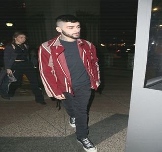— Prinzându-şi buza cu ajutorul danturii din nou, înainte de a se întoarce în întregime spre; aceasta. “Noaptea trecută a fost demenţială. Dar cam asta a fost. Merg să fac un duş, între timp poţi să te pregăteşti şi dacă vrei să ajungi undeva anume, mă poţi aştepta şi te las eu. Ce zici?”
