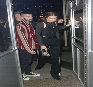 — A putea trece printr-un duş plăcut. Văzut deja în interiorul cabinei de duş, de îndată ce jetul; puternic îi străbate corpul, prelingându-i-se de-a lungul acestuia, capul şi-l lasă pe spate, picurii întâlnindu-i chipul, dorind a scăpa astfel de încordare. Abia după câteva clipe palmele şi
