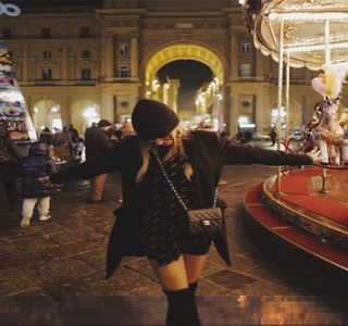 — Se arăta deja prea afectată de situaţia respectivă, iar considerând în mintea ei că aşa; i-ar oferi satisfacţie, îşi moderează tonul vocii în urma acelei mici scăpări, afişând destul de repede dezinteres, imediat ce îşi completează vorbele: „Deschide uşa şi dă-te la
