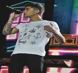 — Ochii lui ajung a-i căuta pe ai acesteia, dorind să exprime într-adevăr siguranţa pe care; şi-o impunea de unul singur. “Uită-te la mine. Nu ieşi pe uşa aia până nu vorbim despre asta.” Tonul îi preia din normalitatea vocală, reţinându-şi orice tentativă de a forma atingeri menite
