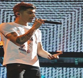 — Acesteia. “Vrei să îţi spun ce ai văzut mai devreme? În regulă, îţi spun tot. De la cap la coadă.; Fără vrăjeli şi minciunile pe care crezi că am de gând să le bag la mijloc.” Îi oferă respectiva informaţie în cel mai calm mod cu putinţă chiar dacă, de fapt, nu deţinea un motiv plauzibil
