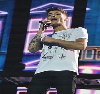 — Pentru care ar trebui să-i ofere explicaţiile dorite, căci nu se aflau într-o relaţie comună,; neoficializându-se nimic, în ciuda nopţii petrecute între amândoi. “Uită-te la mine,” buzele şi le lipeşte într-o linie iar palma şi-o foloseşte în scopul prinderii bărbiei ei, pentru a i-o ridica.
