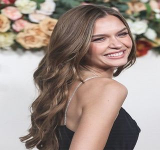 — Te-ai reprofilat către alta.” Pe parcursul înşiruirii respective de reproşuri, tonalitatea pe; care o adoptă este una aparte, mult mai accentuată decât de obicei, însă fără a trece pragul celeilalte extreme, cea în care ar fi devenit cel mai probabil penibilă. Şi deşi alesese să
