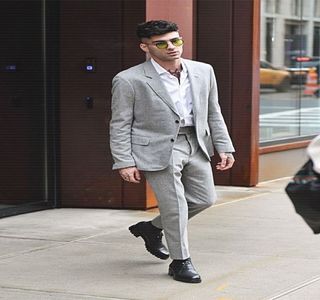 — Sumar, s-ar putea spune, chiar după atitudinea pe care ea o abordase. Astfel, menţinându-i; braţul în aer, îi priveşte ochii. “Fă-o. Continuă. Spune tot ce ai de zis.” Îi oferă astfel undă verde unui start inevitabil al unei dispute, ba chiar accentuând prin mişcarea de la nivelul capului.
