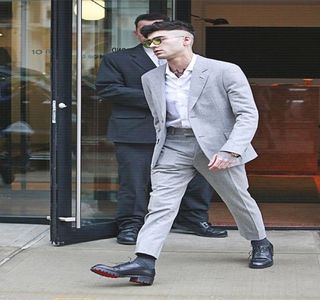 — “Spune-mi că sunt lipsit de scrupule. Că mă gândesc doar la mine. Că intenţionez să te; rănesc. Spune toate rahaturile astea, Josephine! Ştiu că asta gândeşti.” Timbrul său vocal creşte considerabil, în acelaşi timp trăgând-o prin intermediul braţului mult mai aproape de el
