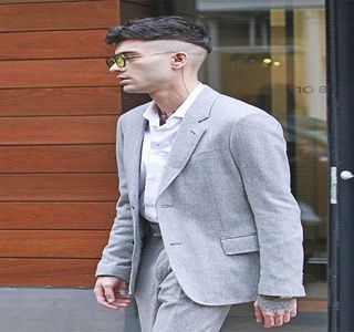 — Până ce corpurile aproape că li se întâlnesc. “Oricum ai să pui problema exact aşa cum; vrei tu. Ce-ai vrea să-ţi mai spun acum, m? Ţi-am oferit spaţiu, asta am făcut. Şi timp, timp ca să te decizi ce dracu vrei să faci, de fapt.” Pe parcurs, braţul i-l coboară, însă refuză a i-l
