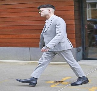 — Elibera. “Am ieşit în club şi am fost abordat de o tipă la întâmplare. Mi-am descărcat furia; folosindu-mă de ea. Aşa, mai departe? Păi mai departe, ghici ce?! M-am trezit cu un mesaj care mi-a oferit mai multe răspunsuri decât aş fi crezut că am nevoie.” Într-un moment al
