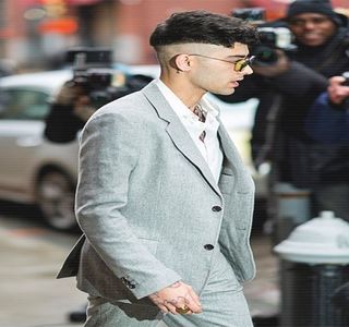 — Să încercăm să fim ce n-am fost. Pentru că, chiar şi-aşa, am făcut la fel de multe greşeli; ca şi tine şi am nevoie de tine la fel de mult precum şi tu ai.” Palma lui coboară apoi lent de pe braţul ei, sfârşind prin a-i prinde propria ei palmă, degetul mare trecându-şi-l peste pielea ei.
