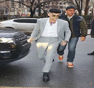 — “Îmi pare rău.” Murmură în concluzie, privirea lui plimbându-se de pe ochii acesteia, pe buze; şi invers, până ce trage din nou aer în piept, sfârşind prin a-i elibera palma.
