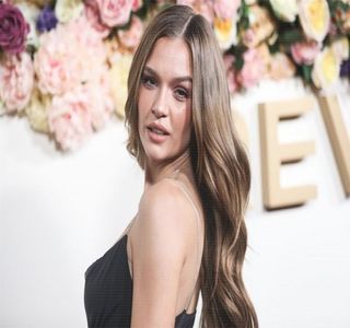 — Ce încă i se derula în minte, chiar şi pe parcursul discursului său, nu reuşea să-şi calce; pe inimă. Chiar dacă vorbele brunetului degajau sau nu sinceritate, ar fi putut spune orice la momentul dat, putea să se pună şi în cap şi în mâini, căci nici în ruptul capului n-avea să
