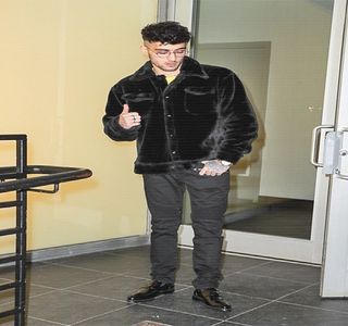 — Automat întoarcerea privirii în direcția chipului ei, moment completat și de felul în care în mod; aproape brutal degetul ei face contact cu pielea liberă a propriului piept. Privirea lui coboară preț de câteva secunde asupra mersului brațului ei înainte de a-i fixa chipul din nou, constatând că de
